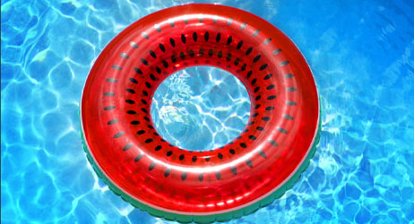 夏日必备水上配件：PVC充气泳圈